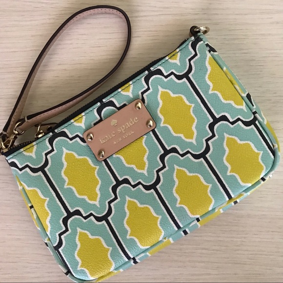 kate spade Handbags - Kate Spade clutch / wristlet